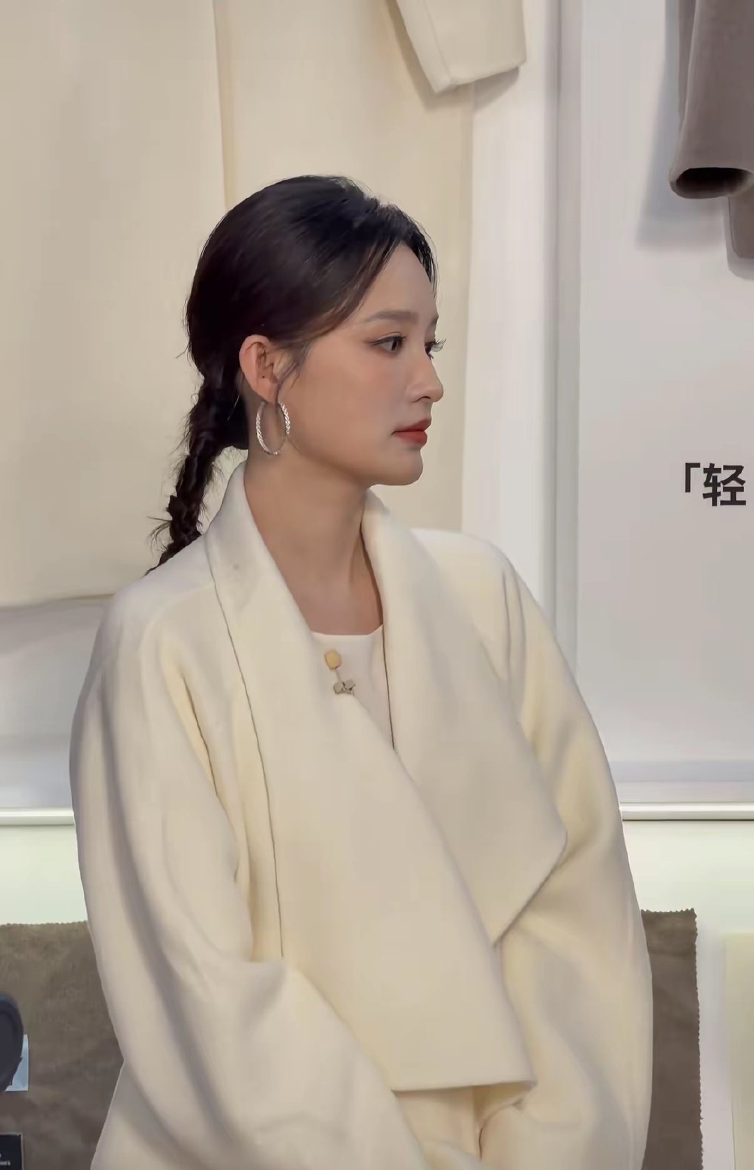 李沁最新线下活动真有气质啊！都说李沁、李一桐、白鹿三个人长得很像，我倒是不这样觉得，三个人还是区别明显。 ​