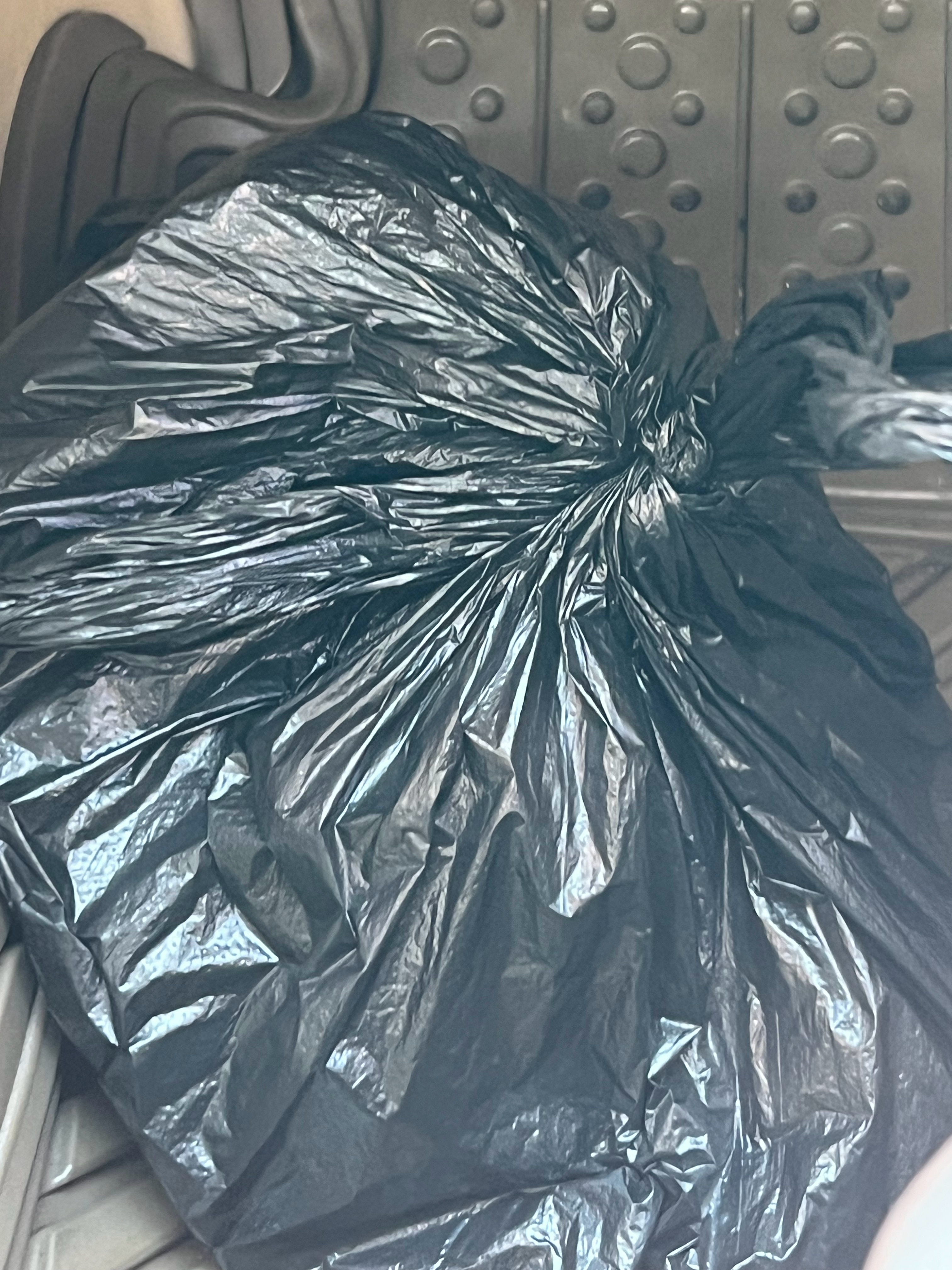 他让我把垃圾扔了，我看都没看拎起来就走，他声嘶力竭的喊我，所以这里面是...
