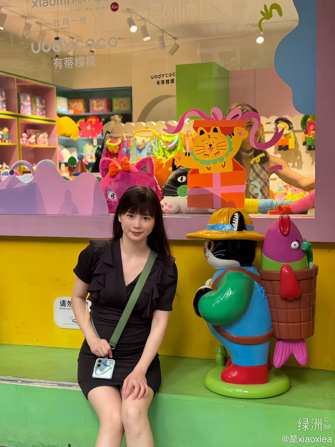 逛成都车展｜被仰望的高定感戳中了✨

逛成都车展
被仰望展台狠狠打动

不只是性能强悍的新能源车
更是把东方审美搬进车里

U8L暮雪千山套装
细木镶嵌、苏绣细节
把非遗手艺揉进座舱

U9掠影定制套装登场
竞速气场拉满
每一处都是专属私享

有云辇、易四方硬核技术打底
又有独属于国人的浪漫美学

原来 ​