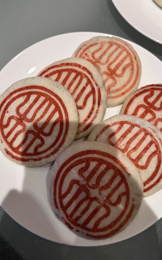 谭松韵刘学义这身往那一站，不知道的以为直接办婚礼了。黑西装配白礼服，胸口别兰花，路透糊成那样都挡不住那股子正经仪式感。
《兰香如故》10月12日收官，热度33000，平台年度第一。但真正炸的是售后。刘学义写了千字长文，把角色临终前28个愿望全列了。谭松韵更狠，提前写了17版回应，逐条对刘学义播剧期