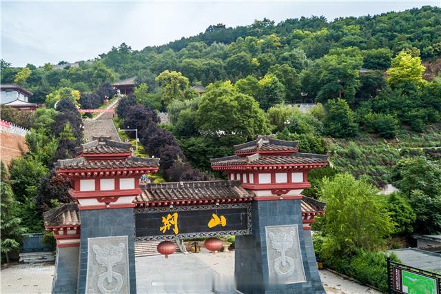 问道揽秋只此平凉【问道揽秋・只此平凉｜游灵台攻略】凌晨秋风，星子未褪，中台老街还浸在夜色里，面坊的灯率先亮起。案板一声闷响，揉开黎明。新麦雪花粉遇上达溪河水，揉擀之间，面条细得可穿针。红汤老醋，辣子泼香，一碗灵台长面，藏着三千年前文王伐密劳军的故事，寓意长长久久，生生不息。同城热点创作计划文旅中国行灵台的故事，不止在舌尖。张鳌坡，皇甫谧忍着病痛写下《针灸甲乙经》。灵台人把 “治身” 的针，与 “治心” 的面相融。问道，问身心节律；揽秋，揽人间烟火。挑面入口，一身酣畅，便是秋日最好的疗愈。📌两日行程收好Day1：古灵台・荆山森林公园→灵台县博物馆→灵台工委纪念馆→皇甫谧医养文化旅游景区→中台镇水泉文化创意街区（夜宿水泉露营基地）Day2：中台镇水泉文化创意街区→康家沟旅游景区→唐槐景区→王家庄旅游示范村→百里达溪生态文化长廊（夜宿杨新庄村精品民宿）赴灵台之约，寻商周古韵，品岐黄文脉。