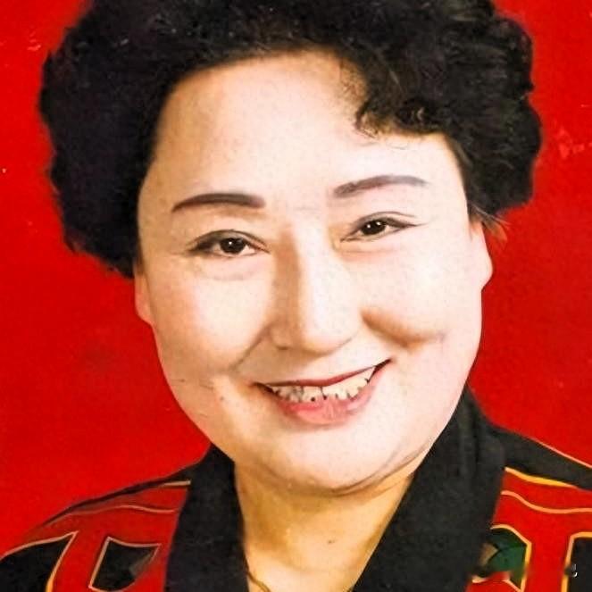 一个名字，竟让两位艺术家的告别消息撞在一起。87岁的秦腔大师李爱琴离世后，部分网友只看见“六龄童”三个字，没核对身份，便涌入六小龄童章金莱账号留言悼念，评论区一度满是哀思，当事人尚未回应。

这场乌龙看似可笑，背后却有些苦涩。李爱琴的六龄童并非误传，她6岁登台，靠一副清亮嗓子闯出名号。四五岁起，她跟