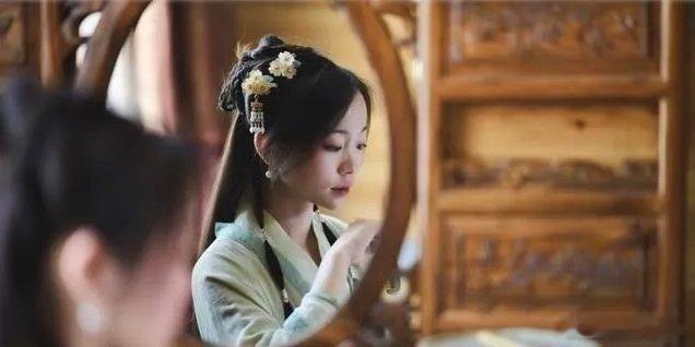 玉房秘诀 《玉房秘诀》云∶冲和子曰∶夫一阴一阳谓之道，媾精化生之为用，其理远乎？故帝轩之问素女，彭铿之酬殷王，良有旨哉！黄帝问素女曰∶吾气衰而不和，心内不乐，身常恐危，将如之何？素女曰∶凡人之所以衰微者，皆伤于阴阳交接之道尔。夫女之胜男，犹水之灭火，知行之如釜鼎，能和五味以成羹，能知阴阳之道者成五乐，不知之者，身命将夭，何得欢乐，可不慎哉。素女云∶有采女者，妙得道术。王使采女问彭祖延年益寿之法。彭祖曰∶爱精养神，服食众药，可得长生。然不知交接之道，虽服药无益也。男女相成，犹天地相生也。天地得交会之道，故无终竟之限。人失交接之道，故有夭折之渐。能避渐伤之事，而得阴阳之术，则不死之道也。采女再拜曰∶愿闻要教。彭祖曰∶道甚易知，人不能信而行之耳。今君王御万机，治天下，必不能备为众道也。幸多后宫，宜知交接之法。法之要者，在于多御少女而莫数泻精，使人身轻，百病消除也。汉附马都尉巫子都年百三十八，字孝武巡将见子都于渭水之上，头上有异气， 高丈余许。帝怪而问之。东方朔相之对曰∶此君有气通理天中，...