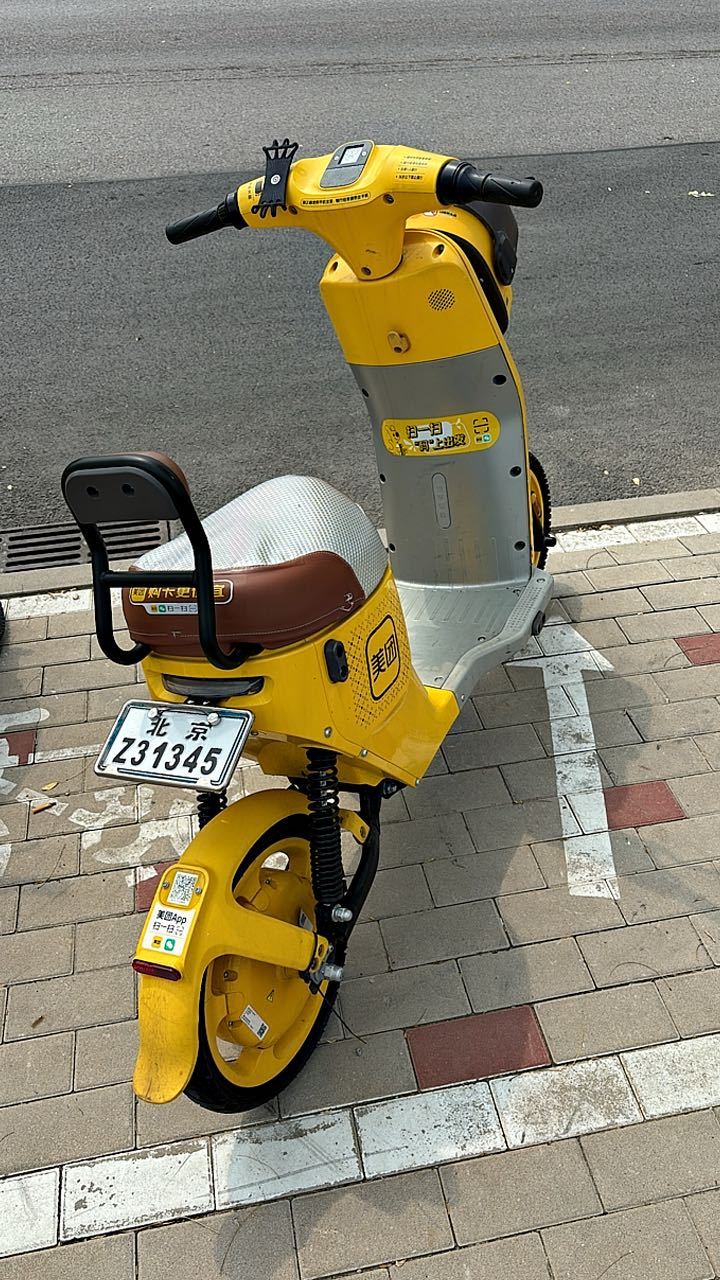 out了，北京居然有美团共享电动车 ​