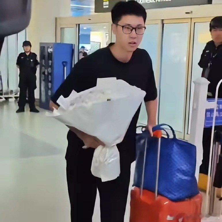 山西汾酒职业篮球俱乐部官宣，经与浙江广厦及球员本人协商一致，赵嘉仁正...