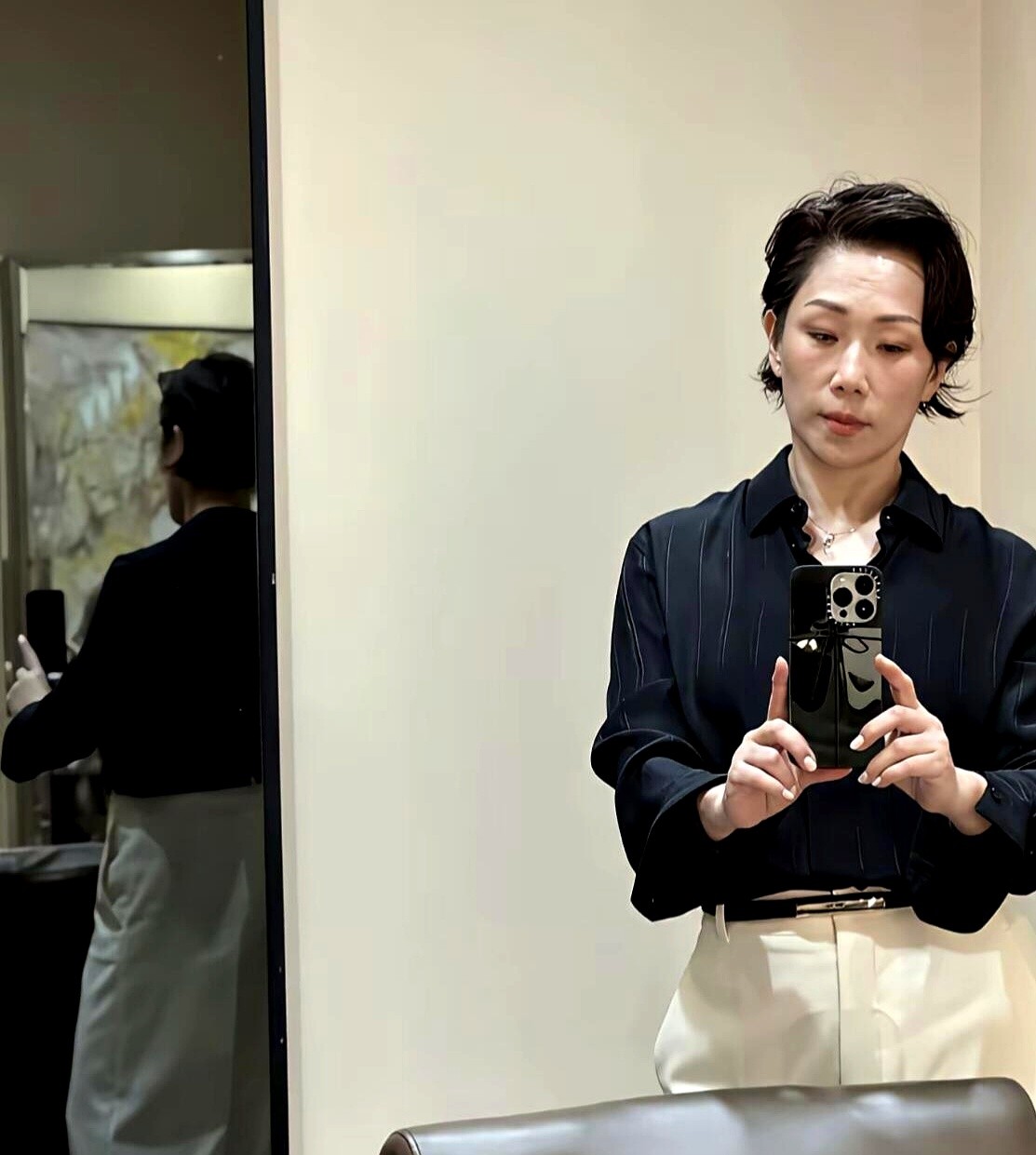 都快60岁了，林忆莲硬是没去硬凹那个让人疲惫的“少女感”。

很多女人过了50岁，要么拼命穿粉嫩强行装嫩，要么彻底放弃穿得灰头土脸。林忆莲私下就一件暗纹衬衫搭高腰阔腿裤和平底鞋，半点不紧绷；一上台，黑色西装斗篷配极碎短发，眼神带光，完全不费力讨好镜头，这股劲儿根本不是靠医美和大牌堆出来的。

与其死