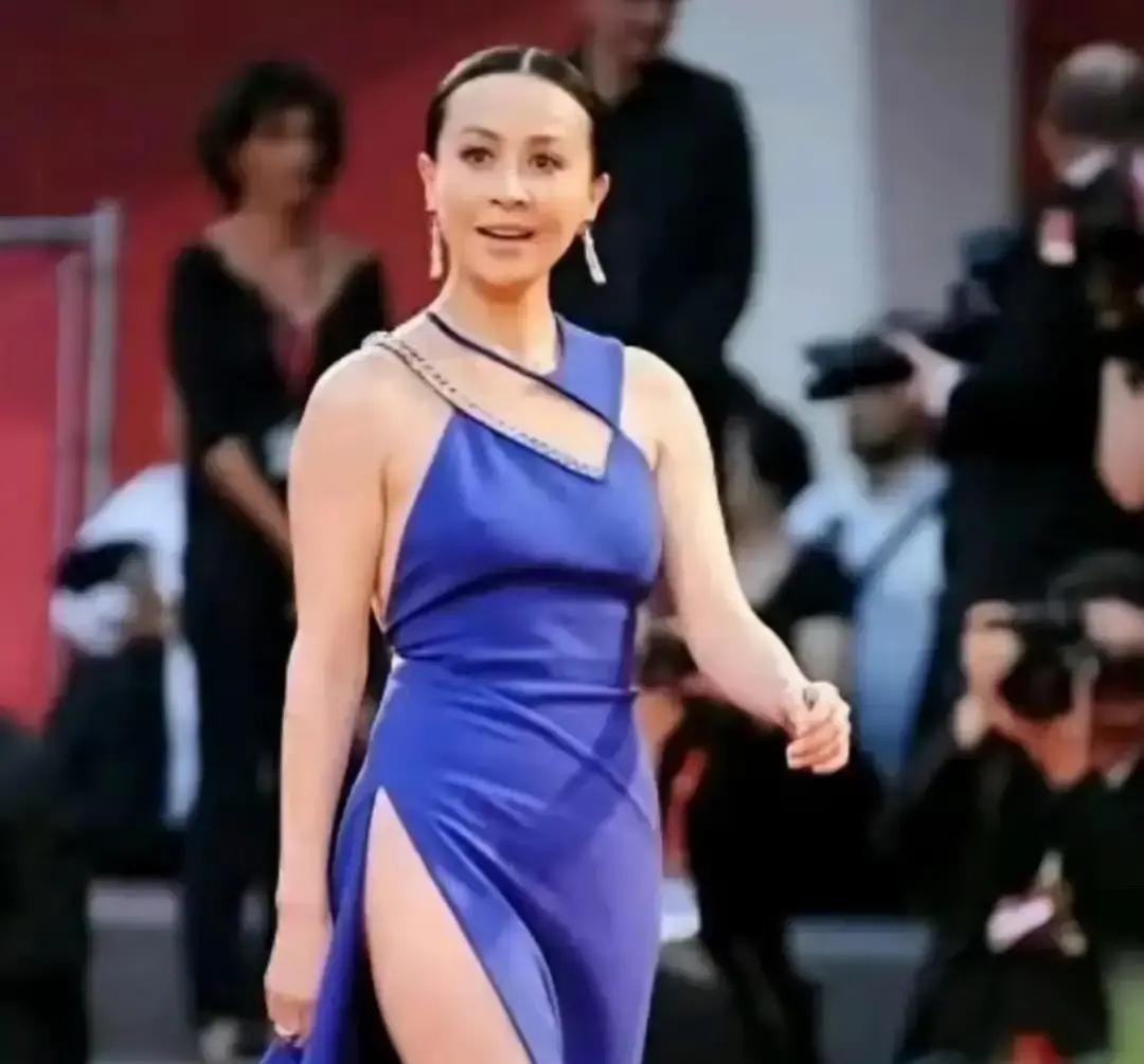 很多人至今都在琢磨，梁朝伟当年为什么偏偏娶了刘嘉玲，而不是更有文艺范的张曼玉

其实看看威尼斯红毯就知道了，65岁的刘嘉玲一亮相，那股子自信真是藏都藏不住，身边的梁朝伟虽然性格低调，但只要站在她身旁，眼神里全是包容和赞许，这默契真不是一般人能比的

私底下的她其实很自律，休闲时穿着朴素去晨练跑步，跟