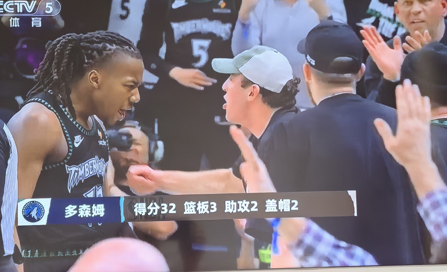 英雄不问出处，记住这个新的英雄多森姆吧。今天森林狼对掘金的比赛中一个新...