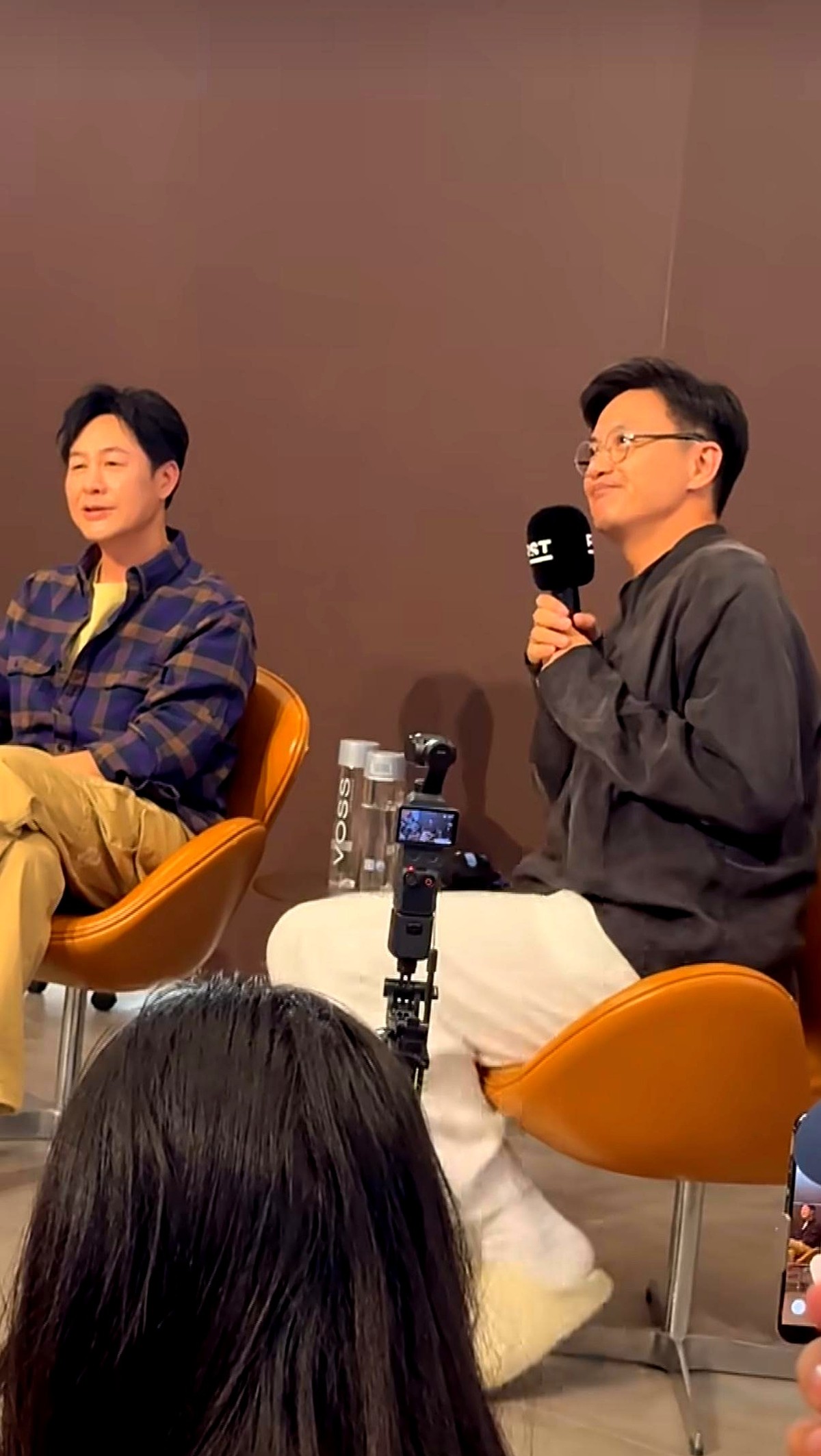 导演指着鼻子骂：“你像个侏儒，你长着香肠嘴，趁早滚蛋别当演员。”

两个年轻人死死捏着简历，被赶出门外。他们刚跑完两百多个剧组，只换来满堂哄笑。

那个被嘲笑香肠嘴的叫张颂文，被讽刺像侏儒的叫周一围。当年谁都能拿他们当反面教材踩两脚。

熬了二十多年，张颂文直接捧起金爵奖影帝奖杯，周一围也靠硬演技砸