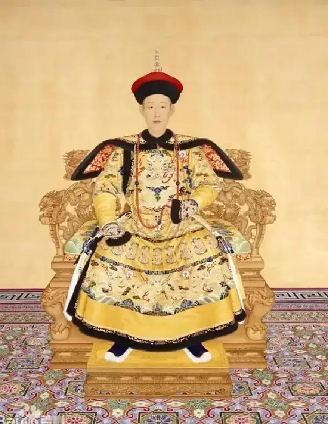 1735年，雍正病重，把弘历叫来交代后事：“鄂尔泰、张廷玉，你要用，李卫跟了朕一辈子，朕死后，你要善待他…”弘历听到“李卫”的名字，狠狠咬了咬牙。那可是雍正的快刀，咬人最狠的狗！

 
登基第三天，乾隆在养心殿召见了李卫。李卫跪在砖地上，腰板挺得笔直，嘴里说着“臣老迈，乞骸骨归乡”。乾隆没接这句话，