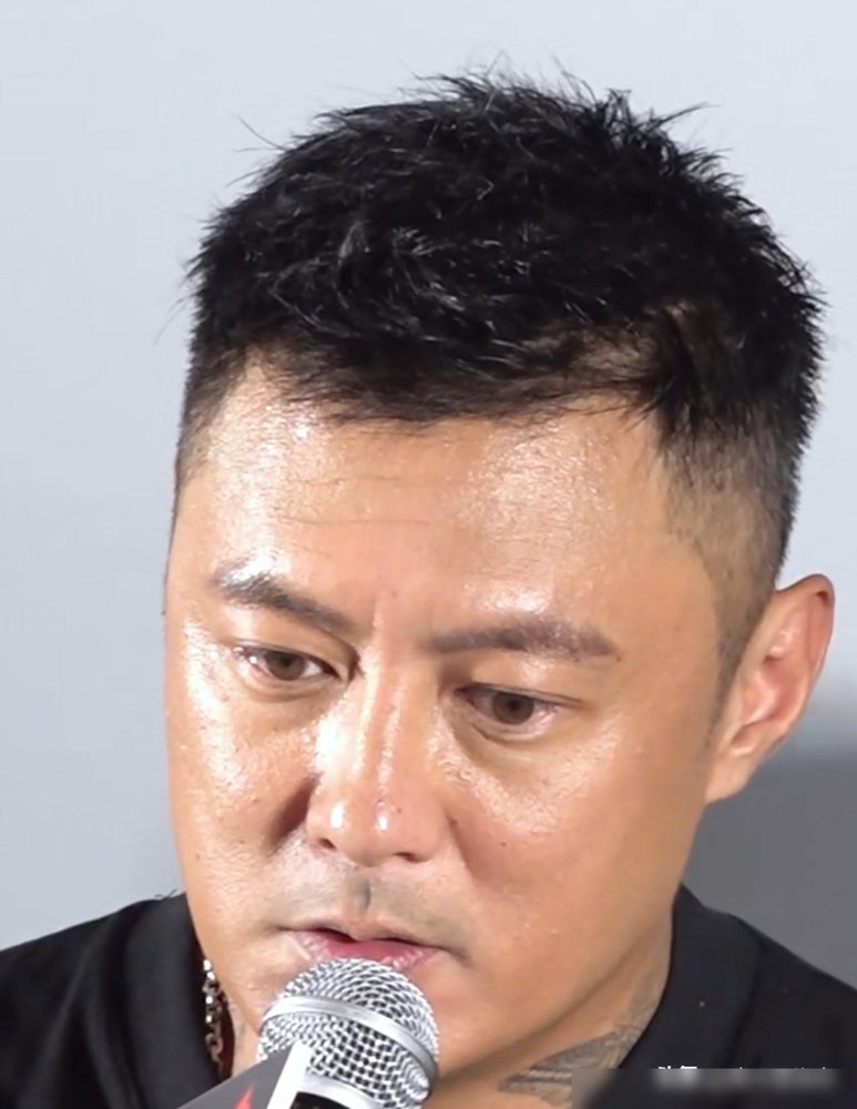 余文乐被拍到跟前妻王棠云聚餐，餐后各开各的车，一前一后回了当年那套婚内豪宅。
这画面放到任何一对刚官宣离婚的夫妻身上都挺诡异。今年7月两人同步发文结束9年婚姻，措辞体面得挑不出一根刺，和平分手、共同抚养、永远是家人。行，成年人的离婚模板。
可离完三个月，前妻带着孩子飞长沙探班他录综艺，他在社交平