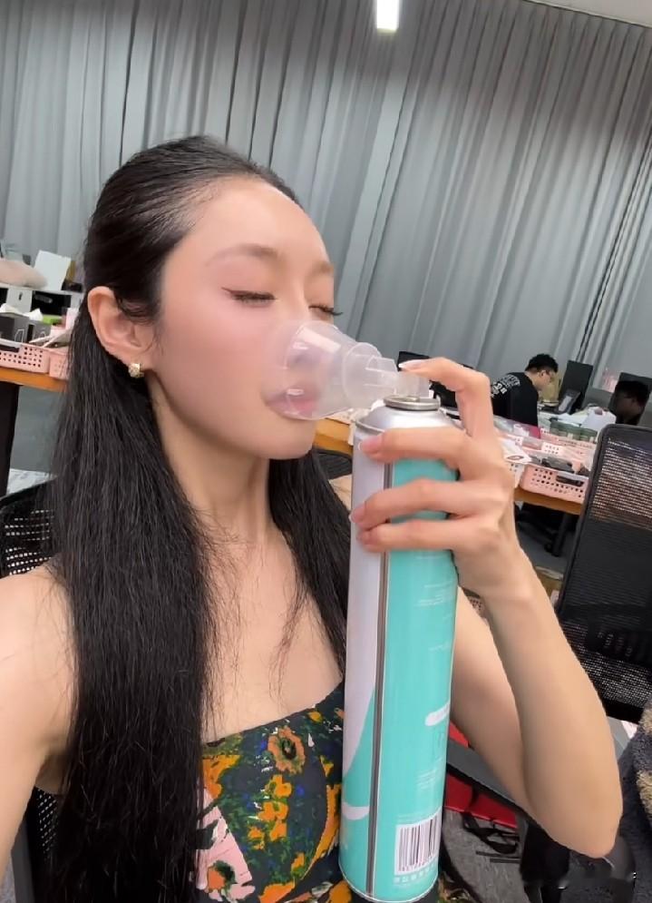巴扎黑女徒弟分析前师娘销售业绩不降反涨原因，主要是脸皮厚？

小冠军回归快手直播卖了几场货业绩不降反涨，令众多不喜欢的网友纳闷，是不是刷单了？为啥依旧有不少网友支持她？

最近一直替师父巴扎黑抱不平的女徒弟分析有几个原因：首先她确实手握多个产品的最优价格机制，只此一家且便宜到家了，我都偷摸下了几点，