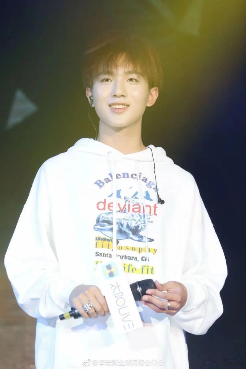 #李宏毅[超话]#  
你的手上总有新的伤，别人问起你只说拍戏难免。 
心疼又敬佩。 
#李宏毅# ​