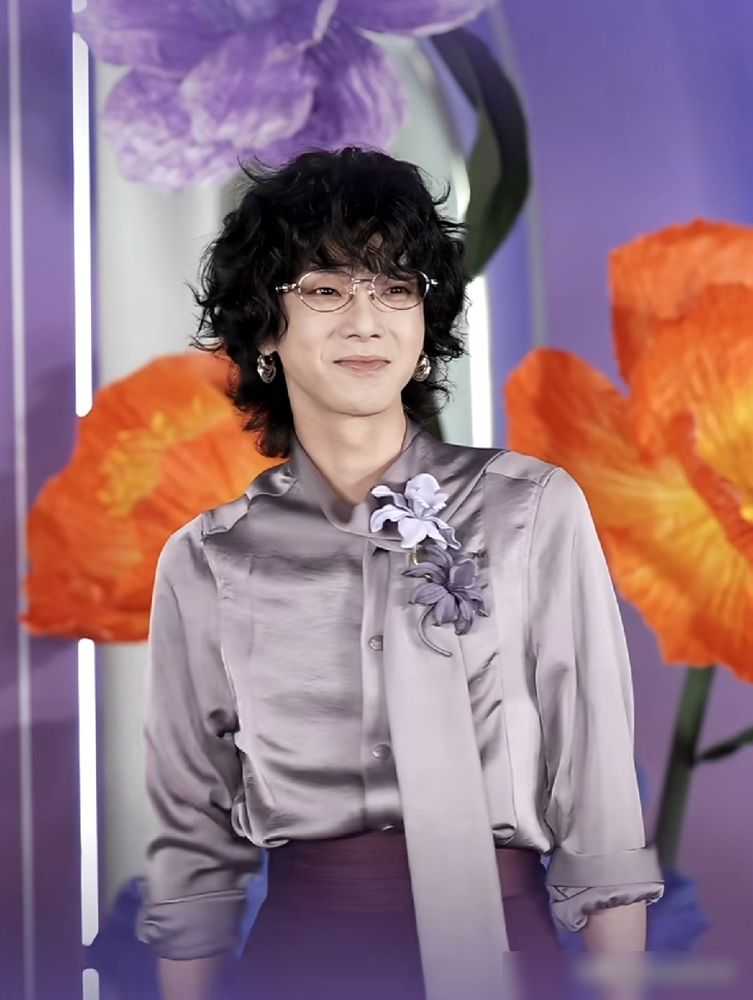 华晨宇穿上缎面衬衫，硬生生把男明星见面会开成了都市丽人走秀场。
北京这场活动，他顶着蓬松小卷发，戴着细框眼镜，中性前卫的打扮让全网吵翻了天。
有人嘲他造型奇葩，但他压根不当回事。
他早就交了底，舞台造型就是给音乐打工的，为了情绪到位，怎么夸张怎么来。
可你真以为他私下也这么穿？错得离谱。