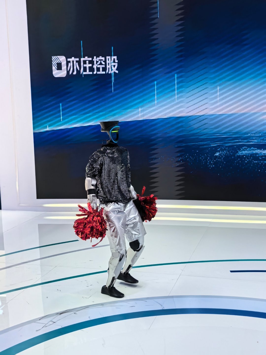 中午陪领导们吃完午饭，又到会展中心主场展馆参观。叫机器人弹钢琴，叫机器人按摩，叫机器人跳舞，还叫机器人写毛笔字。看了国和一号的演示，了解了火电、核电、风电。最后看了东南亚国家的各种手工艺品和小食品。 轻松实现1万多步。  ​