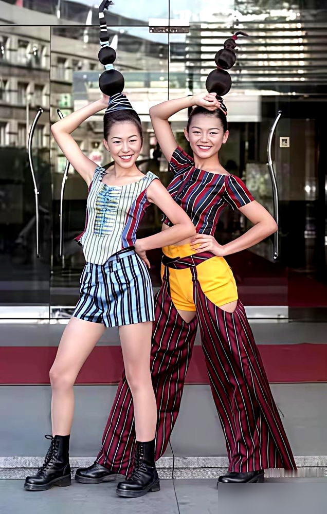 34岁硬演15岁少女，被骂装嫩，结果一看成片，喷子闭嘴了。
当年《泡沫之夏》选角，大S、何润东、黄晓明加起来一百多岁，原著粉直接炸锅。尹夏沫出场才15，你让34岁的徐熙媛演？
但剧一播，风向变了。她那双眼珠子往镜头前一搁，懒洋洋的，又冷又倔。不哭不闹，光站着就让人觉得这姑娘命硬。
原著里夏沫那
