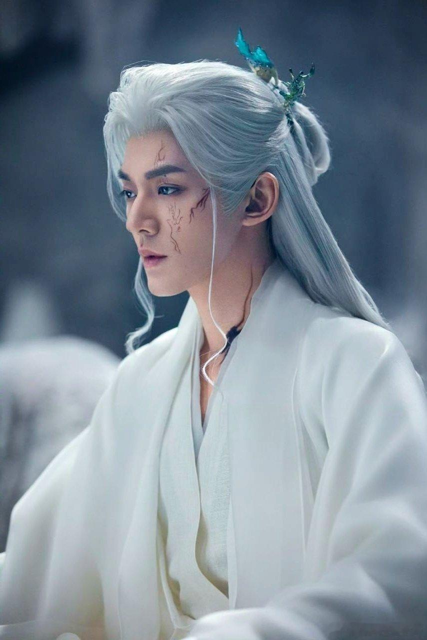 白发是检验古装颜值的一道大关，盘点7位高热度男星古装白发角色。
檀健次，王鹤棣，邓为，田嘉瑞，成毅，龚俊，罗云熙，不同人设，演绎完全不一样的银发氛围感，哪一个白发造型最戳你？ ​