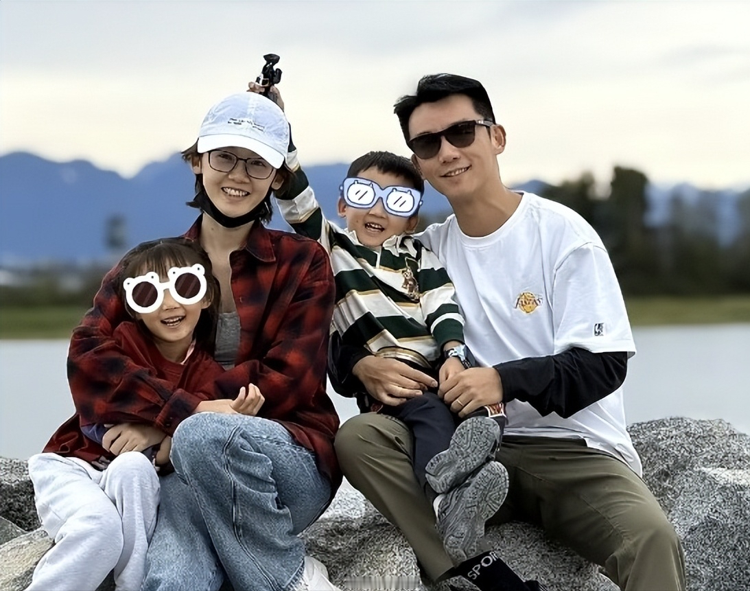 郑恺带两个孩子去加拿大上课，苗苗在温哥华租了1个月别墅居住，姥姥跟着看孩子。4岁二儿子宣宣开始学拼音认字了，5岁姐姐能用一口流利的英文和大人交流
被郑恺苗苗的育儿方式圈粉了！趁着娃幼儿园课业轻松，夫妻俩直接放下工作，带娃去加拿大温哥华短期游学。为了让孩子沉浸式体验生活，他们没住刻板的酒店，特意租了整