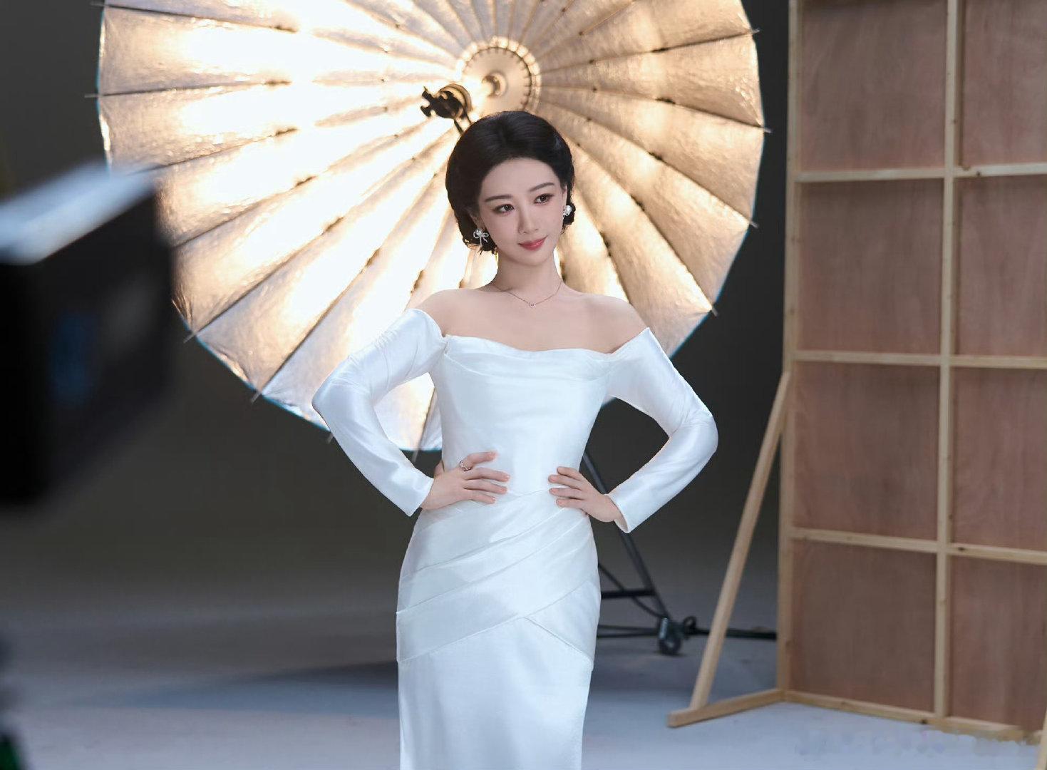 #杨紫[超话]##‍杨紫玉兰花开君再来# yz#‍ 杨紫董竹君# 
[锦鲤附体]我真想吻一吻你，又担心被月亮看见，被亮晶晶的星星发现​