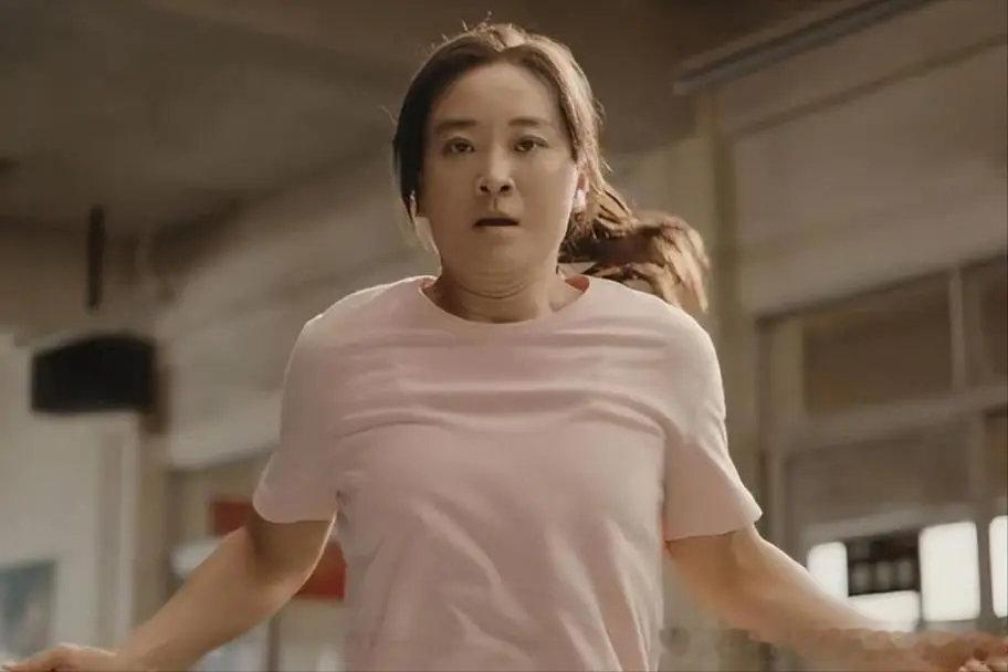 2026年7月，一组贾玲的公开照片在网络引发热议。画面中的她面部线条圆润，此前利落清晰的下颌线变得柔和，身形相较《热辣滚烫》宣传阶段出现明显变化，体重反弹的相关话题迅速扩散。不少网友依据身形变化，对其状态产生争议，预设出形象翻车、自我松懈的评价。 ​