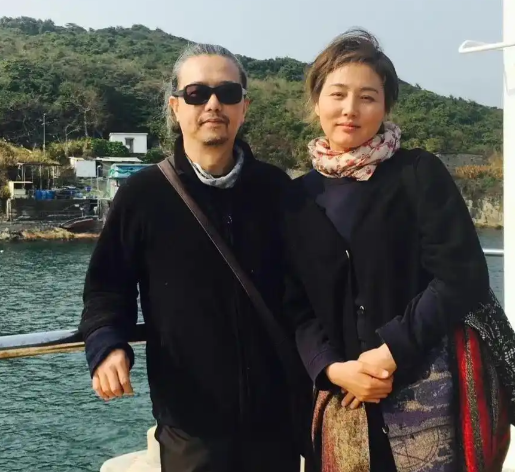 张锦程一个字回应与张延离婚，二十年中港婚姻落幕

8月26日，港媒爆料了一条消息：在《粉红女郎》里演“男人婆”的张延，和老公张锦程离婚了。消息出来后，媒体去问张锦程，他回了一个字，“是！”就这一个字，把二十年的婚姻画上了句号。

张延今年56岁，西安人，当年在《粉红女郎》里那个短发利落的“男人婆”何