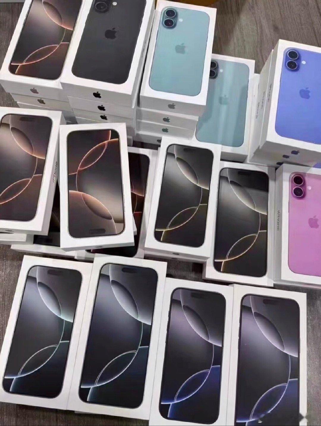 #手机涨价 iPhone暂未涨价# 存储成本走高，不少安卓机型开启涨价模式。反观iPhone，目前国内市场暂未上调售价。不过Mac、iPad已经完成调价，iPhone是否会跟进涨价，成为大家关注焦点。存储成本压力摆在面前，现在入手iPhone，算不算抓住窗口期？ ​