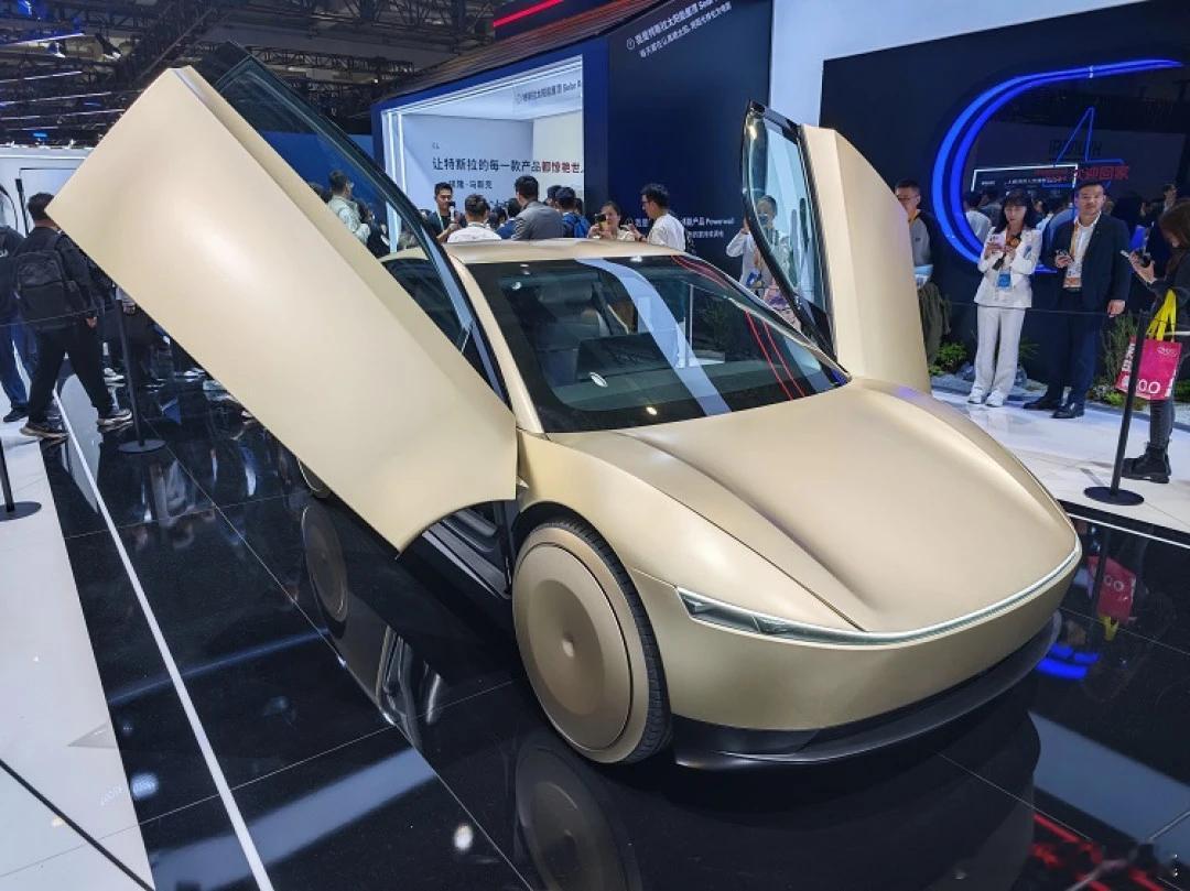 没方向盘、没踏板！特斯拉Cybercab首次亮相中国🚕
特斯拉无人驾驶出租车Cybercab，
最近完成了中国内地的首次公开亮相。
这车有多"激进"？
🚗 没有方向盘
🦶 没有油门刹车踏板
👀 取消传统外后视镜
🤖 原生为无人驾驶共享出行打造
它不是"能自动驾驶的车"，
而是从诞生起就为Robotaxi场景设 ​