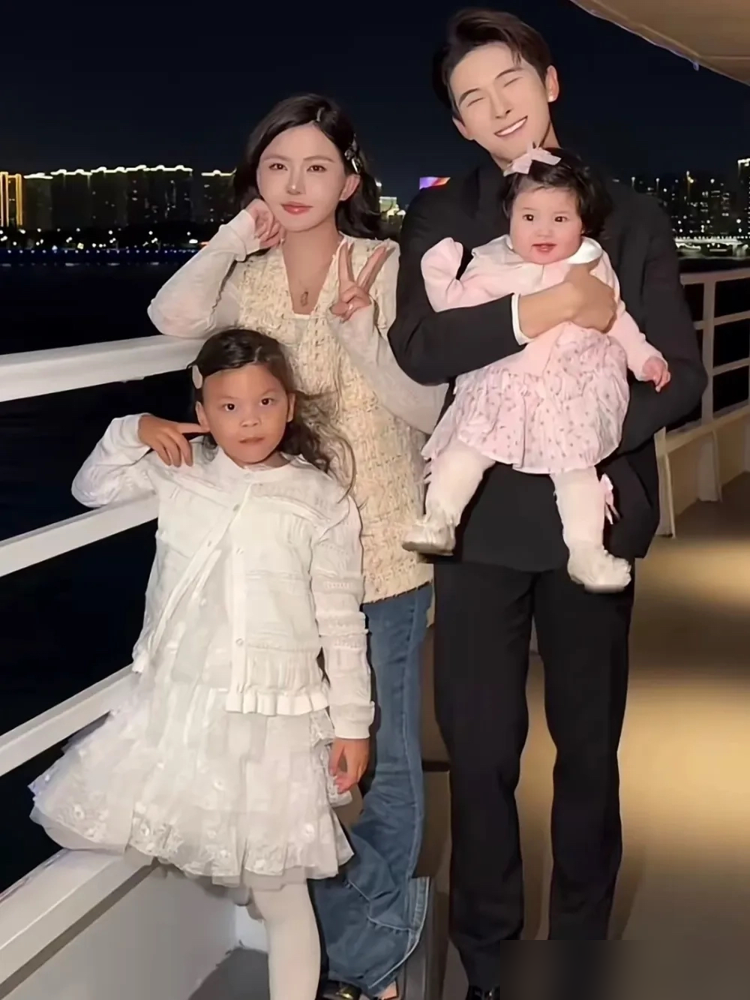 两岁孩子被塞到张柏芝怀里，死活不撒手旁边大人的脖子，热搜通稿却写温馨互动。原视频里小孩浑身写着抗拒，脸都别过去了。
韩安冉带娃闯名利场，孩子怕生哭闹，硬被弄到明星跟前。完了剪辑一出手，尴尬变温情，张柏芝做鬼脸十秒征服优米。
这妈直播还夸对方，说孩子只是认生。两岁的工具人，从小就得学会给大人人设站