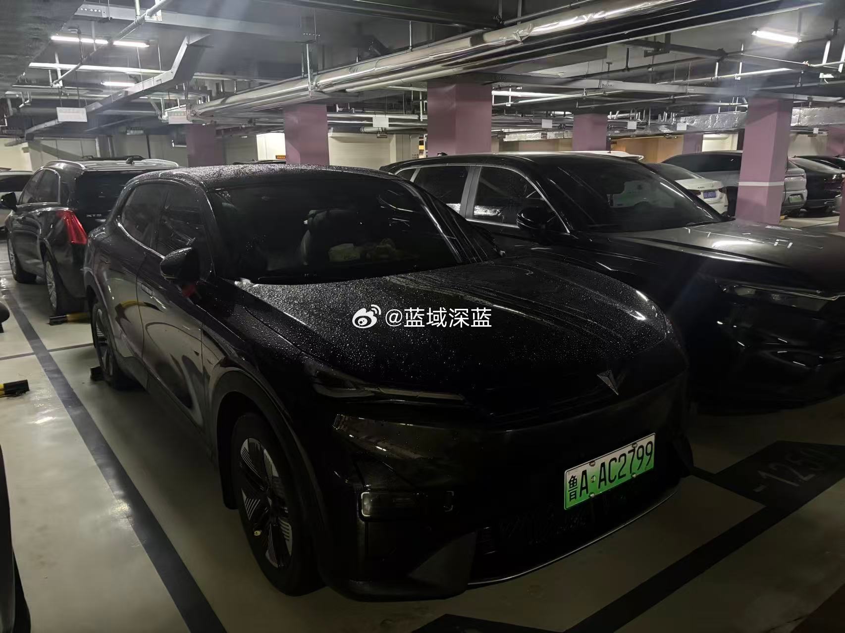 #深蓝车友会# 
今天跟大家聊聊深蓝S05的秋日出行体验，都是实打实的日常感受。

先说说续航。这趟往返一共115公里，电量掉了31%，表显能耗13，我自己是挺满意的。路上有红绿灯也有快速路，空调、音乐、导航、座椅通风都正常开着，没有刻意省电。出发前还担心中途掉电快，跑完心里踏实多了。电车最怕的 ​