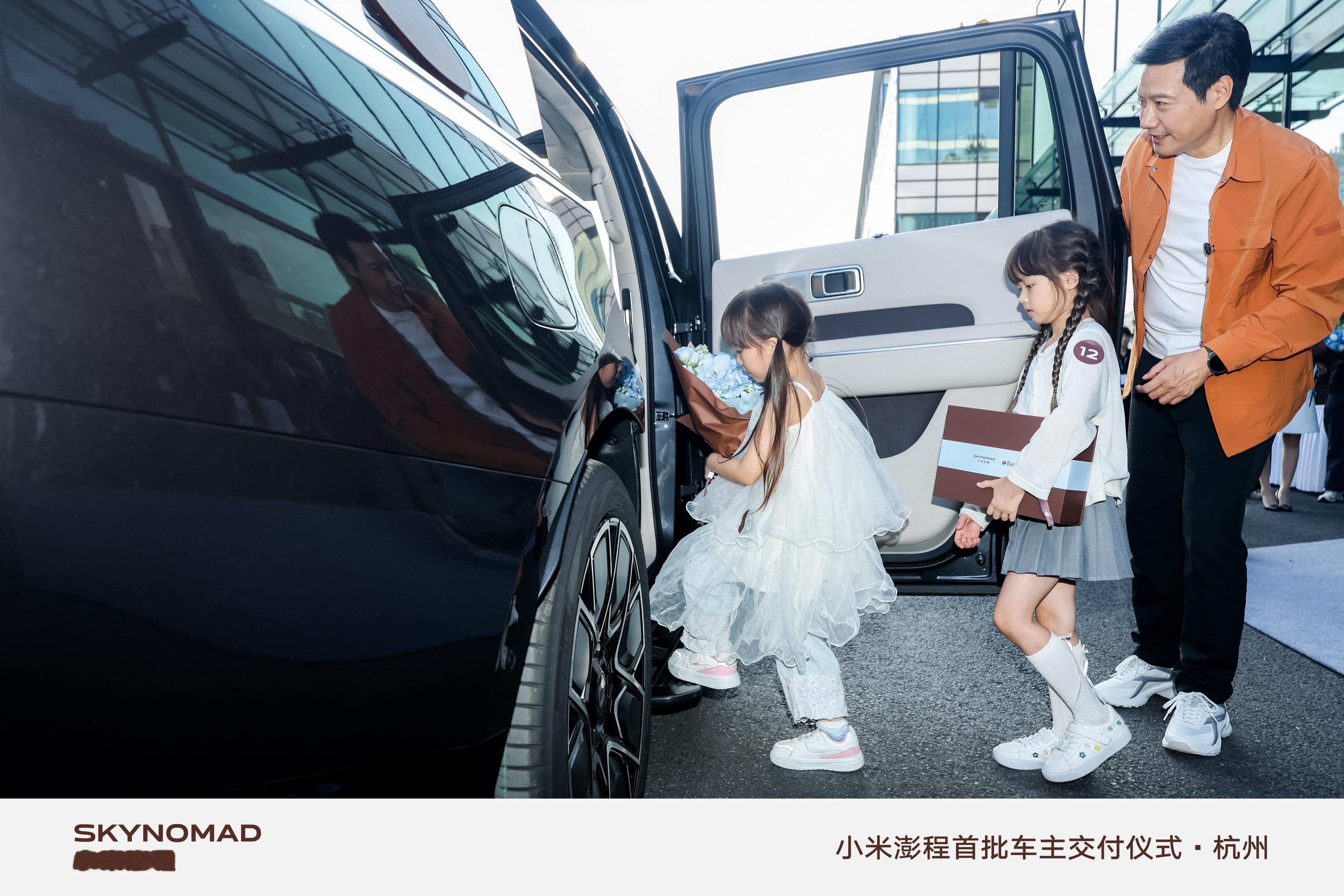 杭州首批交付后，我们和很多位车主聊了聊：为什么选择#小米澎程# ？

余先生是小米SU7 Max的老车主，这次增购他最看重的是车内空间的可变：一个人用车时，移动中台加桌板秒变工作台；和朋友出游，后排可变大床，省下一晚酒店钱。

汪先生家有六口人，有了这辆车，孩子能在后排小桌板上写作业、看书，上 ​
