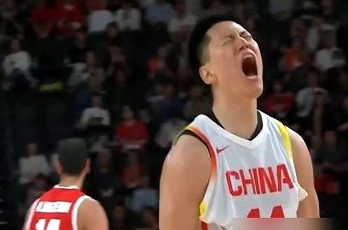 战术板全成了废纸，比分却硬生生被咬到只差1分，凭什么？

第四节庞峥麟挂着防守人往内线生扛，抛投造杀伤，罚球8罚全中。李弘权前三节只拿1分，末节直接红眼，顶着封盖强扔3+1，断球快攻把防线撕得稀碎，单节砸下11分。

另一边，廖三宁、崔永熙、余嘉豪战术跑得比教科书还标准，挡拆顺下一点不差，可球就是死