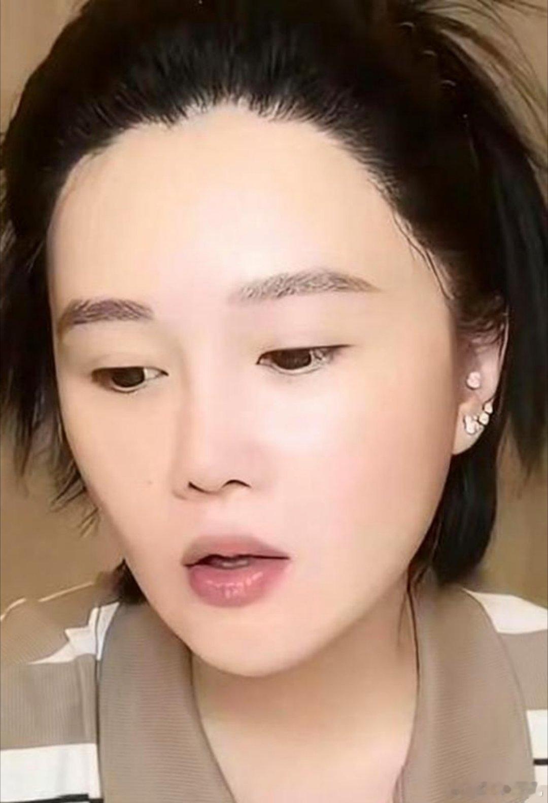 直播间里，有人放话要花2000万包养球球一年，还附赠海景房。 
球球没翻脸，笑眯眯接招：“先刷个穿云箭让我验验资，20万而已，2000万都舍得，这不算啥吧？”对面顿时没了动静。 
紧接着她开始算账：“一年2000万，我跟你十年，2个亿到手，我再离，这账划算啊！”三言两语，就把一场闹剧变成了商业谈判 ​