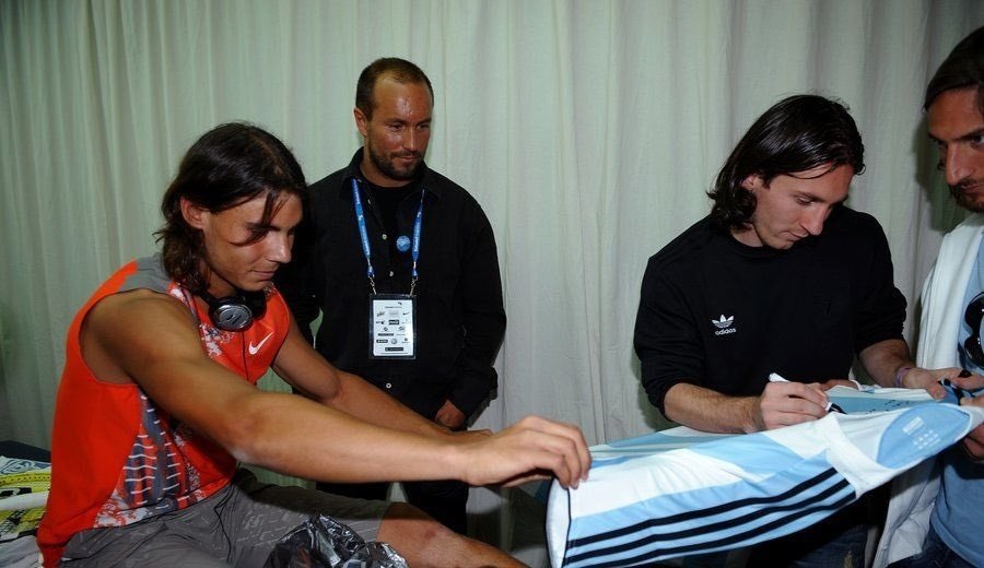 2008年奥运会期间，利昂内尔·梅西为拉斐尔·纳达尔的球衣签名。🥇🇦🇷🇪🇸#阿根廷球迷俱乐部[超话]# ​