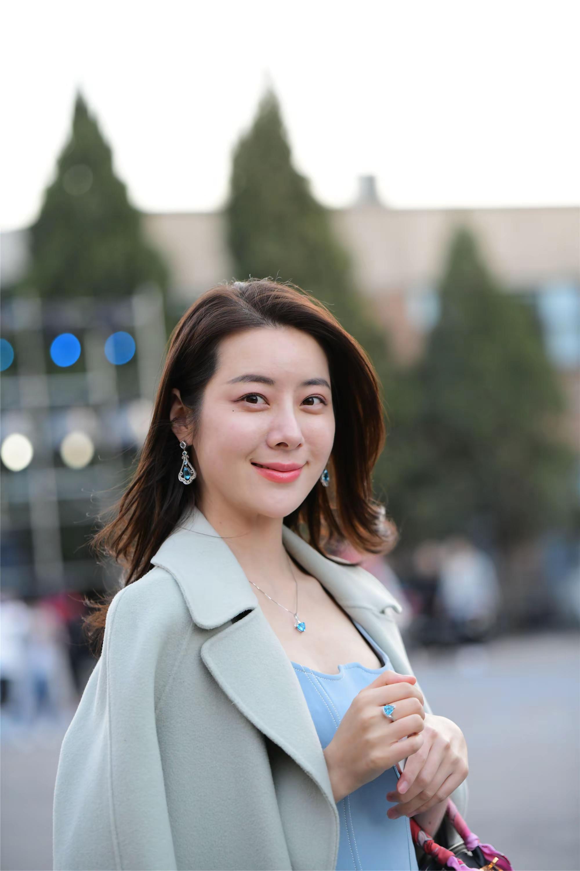 气质小姐姐的这一微笑，谁接得住？。