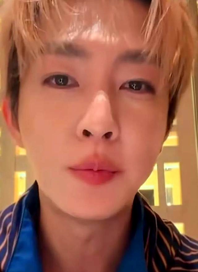 炎亚纶在直播里被追问飞轮海啥时候开演唱会，张口就是一句：只要S.H.E能办，我们就能办
 

听着像给粉丝留盼头，细琢磨全是在踢皮球。当年退团单飞闹得满城风雨，四个人这么多年连张整齐的合照都凑不齐，现在反倒拉师姐出来当挡箭牌
 

人家S.H.E二十几年的闺蜜情分，巡演互相站台，私下雷打不动聚齐，那