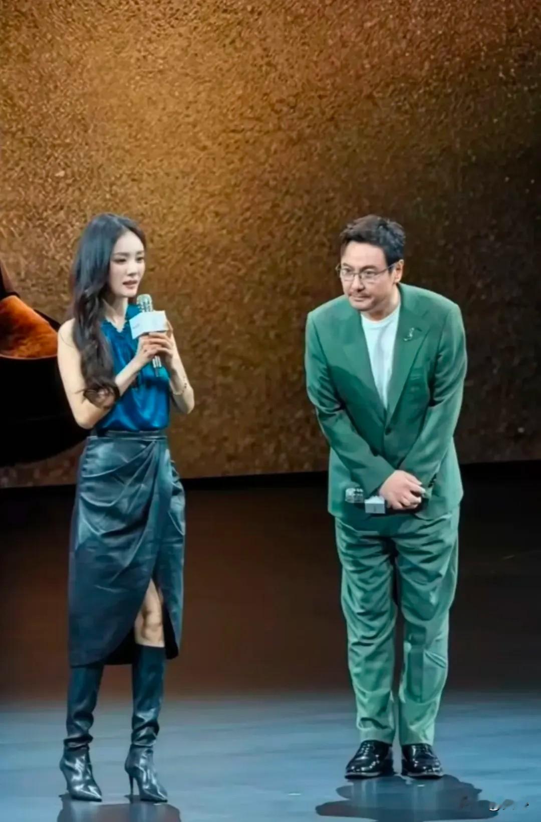 享界G9发布会，杨幂和沈腾同台，一个负责美一个负责搞笑。杨幂穿深蓝挂脖上衣配黑色皮裙，蓝色跟新车云沙蓝内饰呼应。沈腾穿绿色西装戴白框眼镜，单人看挺有范儿，站杨幂旁边头围直接大了一圈。两人在台上聊用车感受，杨幂说在城市待久了也想野一野。沈腾一开口就把“鸿蒙智行”说成“鸿蒙智界”，全场笑翻。两人往那一站