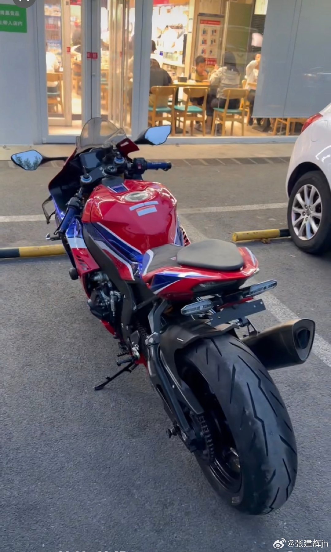 我下午骑了会火刃 本田CBR1000RR-R SP版，太太太太太爽了，兴奋到完全忘记拍照，甚至到现在我还有点兴奋，一直在回味，真是太久没这么快乐了哈哈哈哈哈[淡淡的][淡淡的]  ​