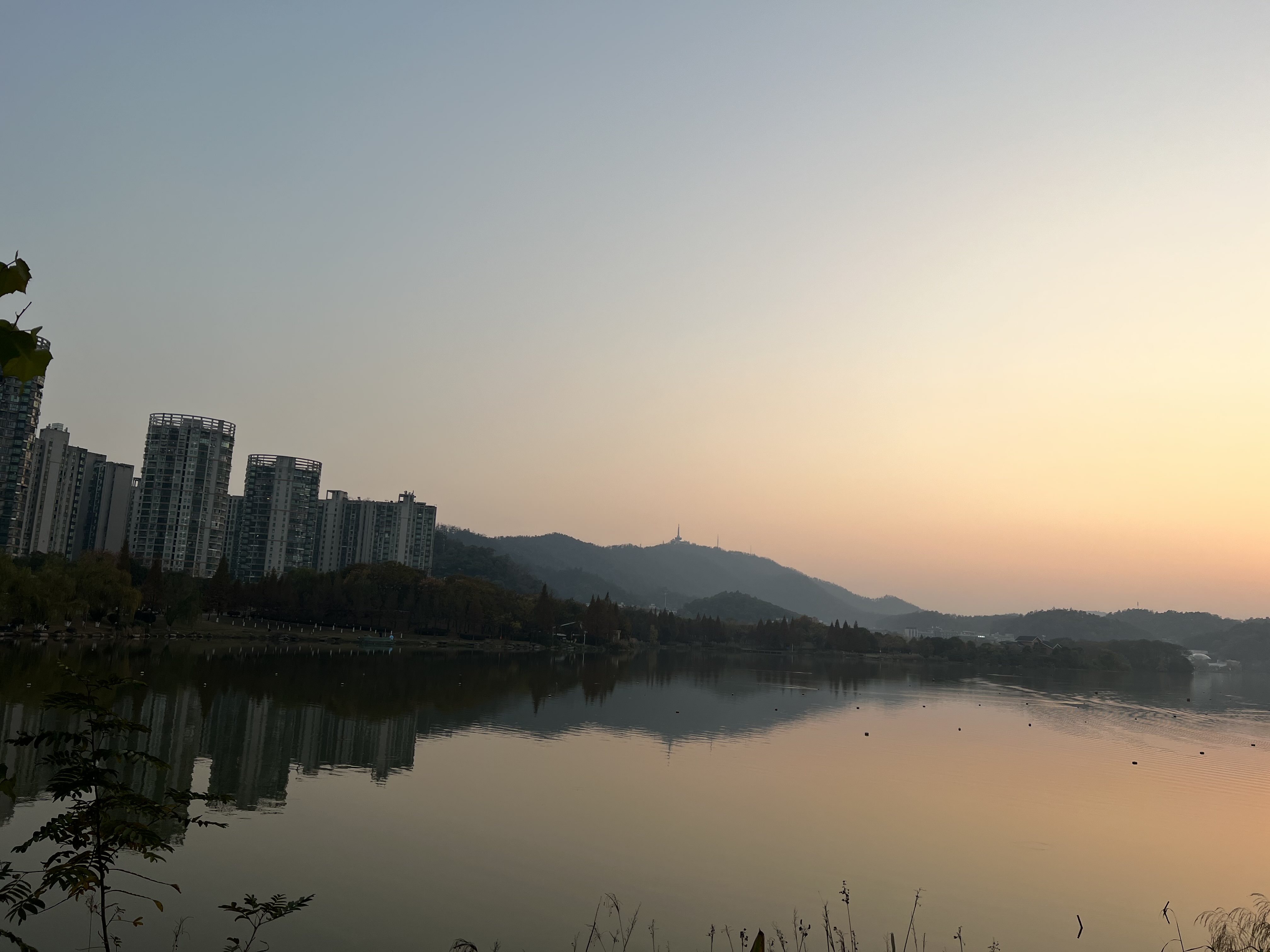 婚外情，双方都有家庭的，男女都只能“懂事+情绪稳定”。一方是单身介入已...