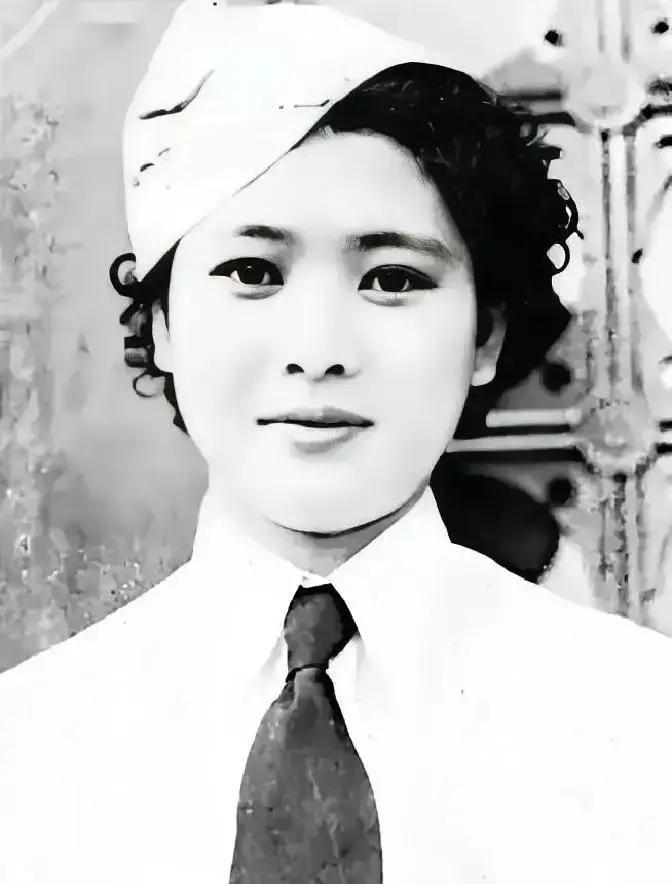 1938年一个深夜，国民党师长范绍增用枪顶着一个女人的头说:“马上离婚嫁给我！”。女人回答:“我干爹是蒋介石！”没想到，范绍增却哈哈大笑。
 
范绍增把枪收进枪套，笑声停了。“蒋夫人是你干妈，委员长自然就是你干爹。这我知道。”他从怀里掏出一张折叠的纸，轻轻放在桌上，“你先看看这个。”
 
纸上是军事