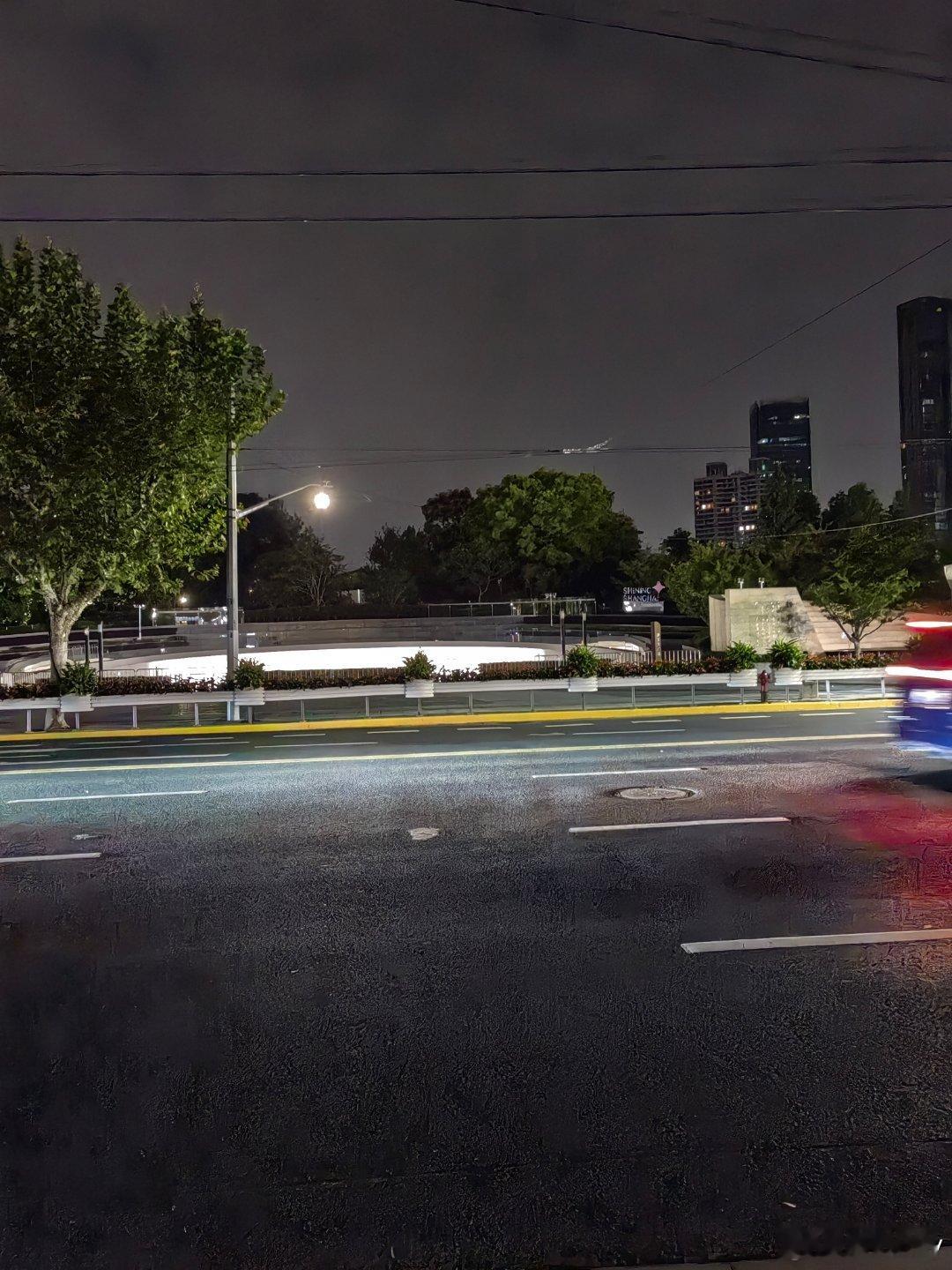 凌晨，上海静安寺旁世界第二大苹果旗舰店的灯还亮着，据说昨天库克来过这里，几年前刚开业不久就来过看到店里竟然有苹果的同行微软的产品office ​