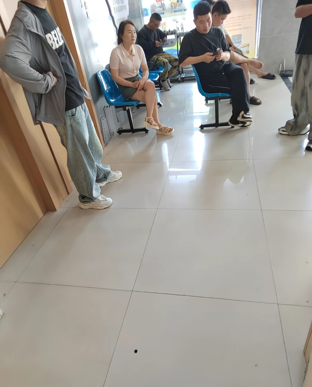 我跟儿子去讨薪，老板冷笑：“你在做梦。”不料，儿子却不生气，反而对老板微微一笑，“那就不要怪我喽！”接着，他不紧不慢地从包里掏出手机。
 
活到五十多岁，我真的第一次被人欺负得这么憋屈。干了大半辈子苦力，老老实实做人干活，从来没跟谁红过脸，没想到勤恳做事，反倒被黑心老板随意拿捏，连辛苦血汗钱都要不回