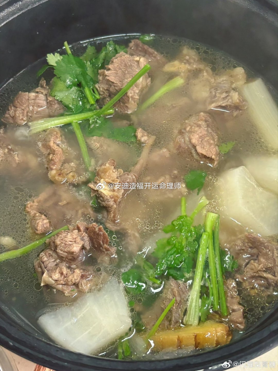 #姜妍分享了清炖牛肋条的做法#
简简单单一道家常菜，直接圈粉无数。
从十神来看，她是食神旺相的格局。食神代表美食、烟火、口腹之福。看她面相，面部丰润敦厚，土气足，天生擅长打理三餐，热爱生活。
身边能有一个美食家朋友，是你的福气，这种人爱布施，有心付出筹备，大多不差！ ​