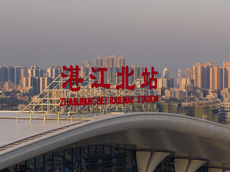 上热门
最近翻城市经济数据，真的被湛江这几年的冲劲惊到了。
之前几十年柳州一直压着湛江一头，作为华南老牌工业重镇，上汽五菱、东风柳汽、柳工这些本土产业盘得风生水起，上千家汽车零部件配套企业形成的内生集群，是柳州攒了几十年的厚家底。直到宝钢湛江钢铁2015年在东海岛点火，再叠