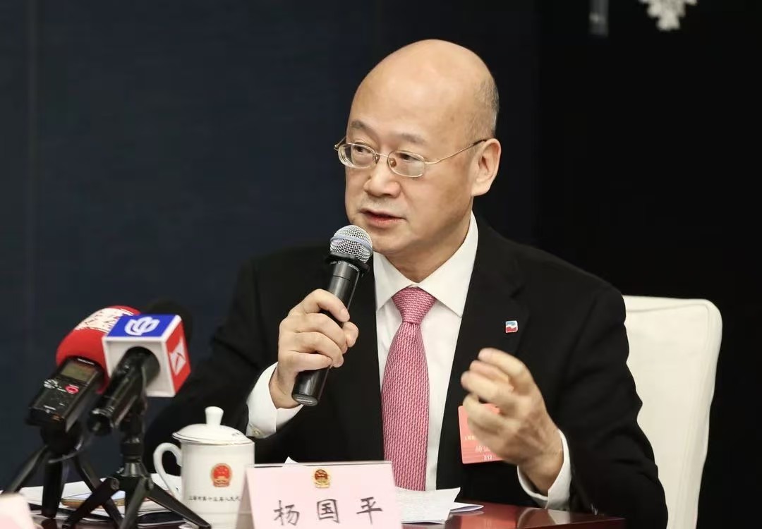 网约车司机：被困在高抽成的车轮上 上海两会，网约车司机的事，突然被关注...