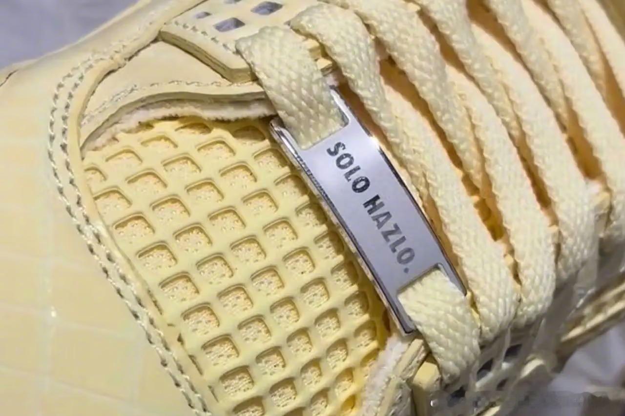 【J Balvin x Air Jordan 4「Lemonade」细节近赏】

Jordan Brand 与 J Balvin 正式推出联乘鞋款 Air Jordan 4「Lemonade」。鞋面采用高级鳄鱼纹皮革制成，鞋身各个裁片拼搭深浅不一的黄色。设计灵感来自 Medellín 的日落，以及哥伦比亚 Caño Cristales 河的缤纷色彩。鞋带扣分别刻有「JUST DO IT.」及 ​