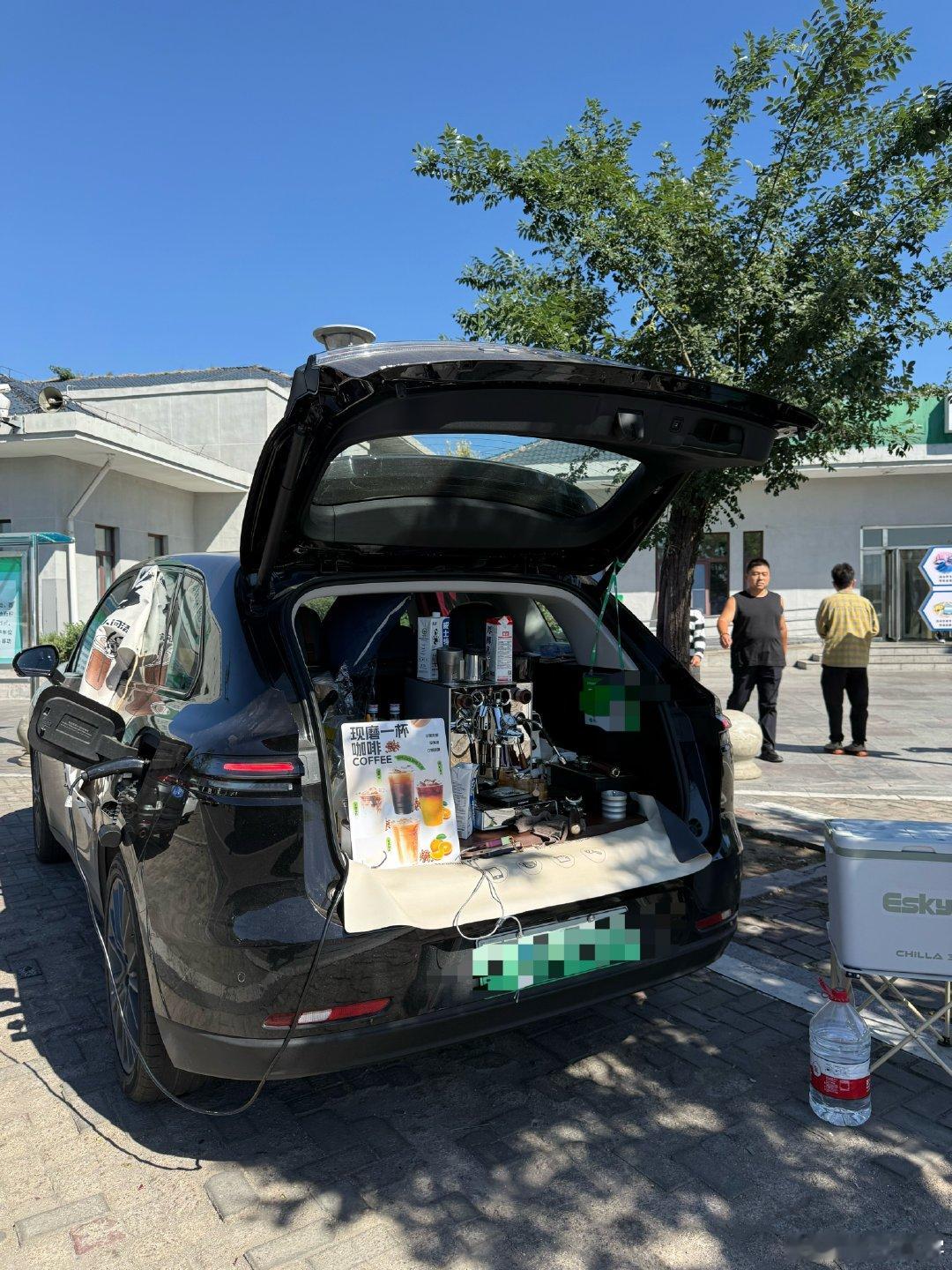 偶遇零跑车主移动咖啡摊✨
一台电车，一套设备，就地营业。
现在创业氛围真浓，大家都在尝试自己喜欢的小事业。#偶遇# ​