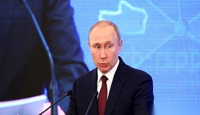 普京坦言这场冲突背后的最大搅局者根本不是美国，而是英国。
率先向乌克兰提供远程导弹、提出贫铀弹援助方案的，正是这个口口声声喊着亲密的国家。
长期参与对俄制裁和持续军援推高了其本国的财政负担。
平时咱们老觉得，这事儿肯定是美国在背后使大劲，毕竟人家体量在那摆着。但仔细掂量掂量普京点出的这套分工，就能看