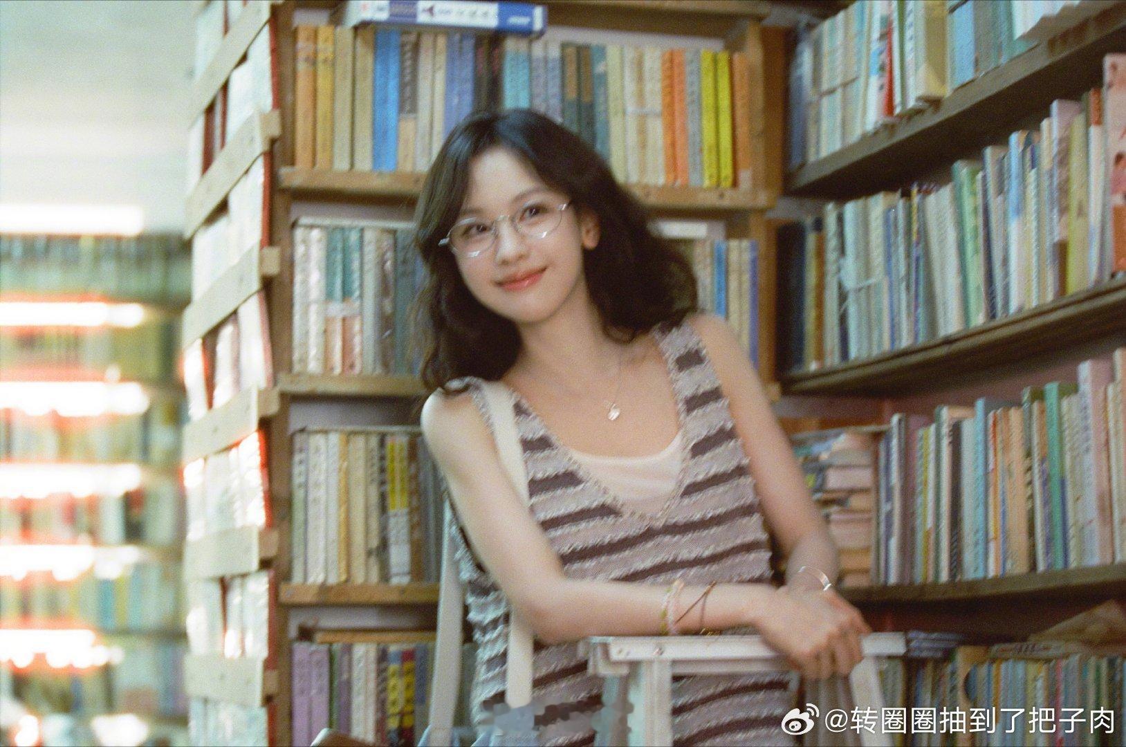#陈都灵[超话]# 🔔 #陈都灵白幼薇# 🔔 #陈都灵今天也没变成玩偶呢# 🔔#陈都灵余九琪# 🐰#陈都灵冬风吹又生# 🐰#陈都灵楚朝# 

愿你所行之路坦荡，荆棘留在过往，永远像清晨的太阳，把黑暗照亮。

​