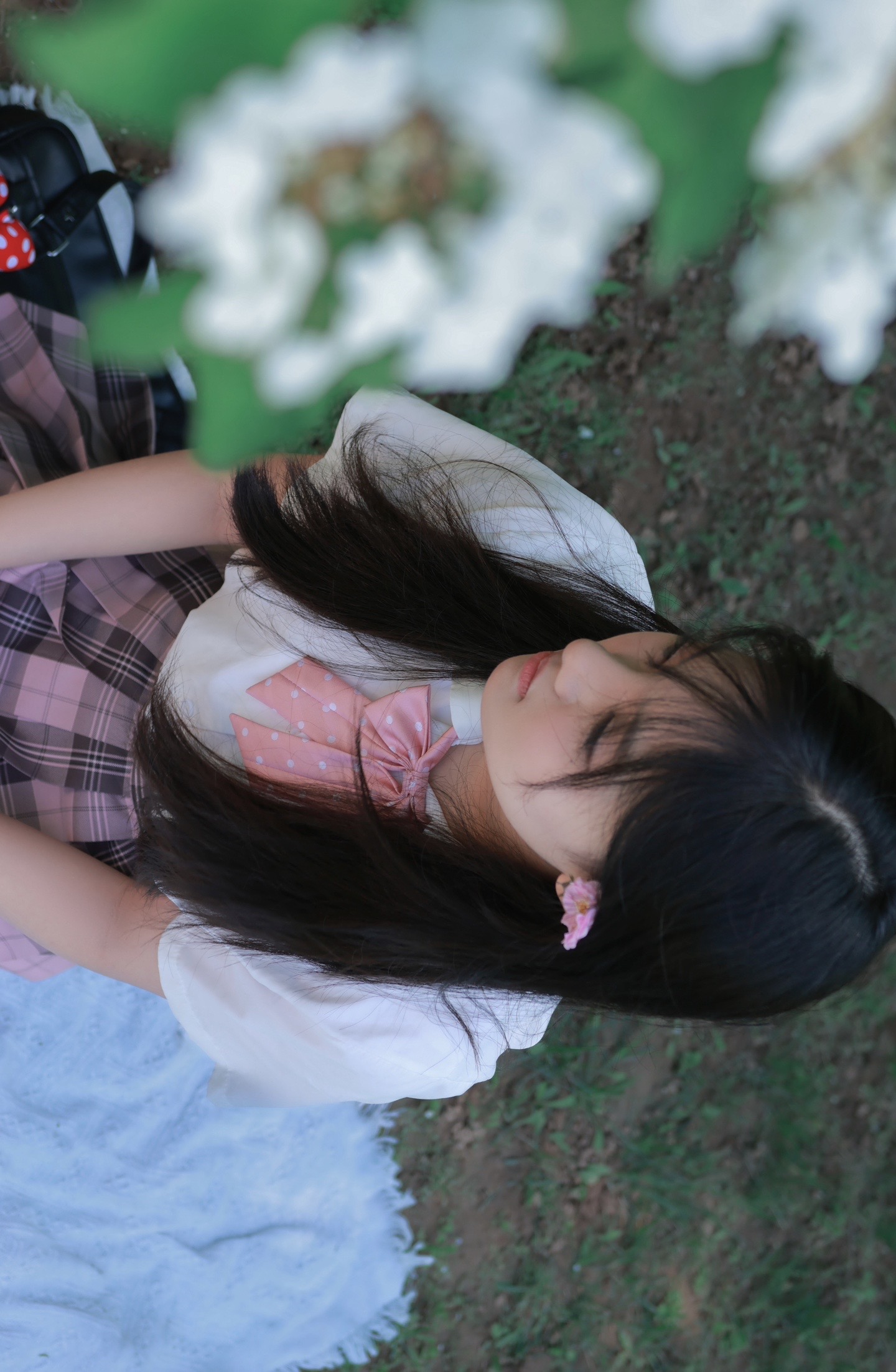 明媚永远是女孩儿的代名词 人终向前走，花自向阳开 允许一切如其所是，然...