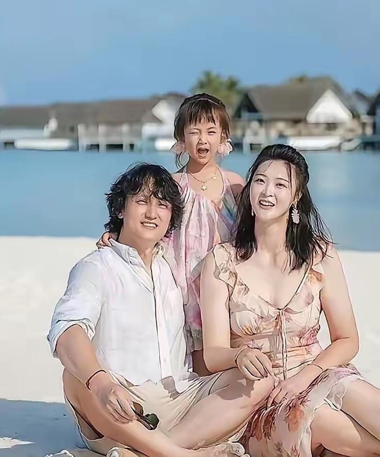 评论区有人惊呼认不出。自媒体标题直接写她“发福”。一条度假视频，把十年前那个在里约赛场一锤定音的人，重新拉回公众视线，理由却是腰围。
7颗钢钉和一条评论区
2016年8月21日，里约奥运会决赛对阵塞尔维亚。惠若琪一记探头球锁定胜利，中国女排时隔12年拿下冠军。那场比赛之后，她的左肩里留着7颗钢钉。她